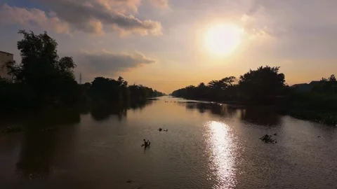 Dramatic sunset flight over river with sparkling sun reflection on water Vídeos de archivo 342926690