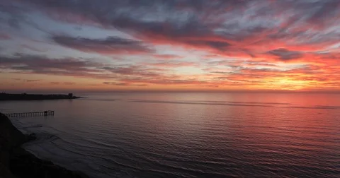 Dramatic sunset at La Jolla Shores beach from on top of a cliff Stockbeeldmateriaal 77092799