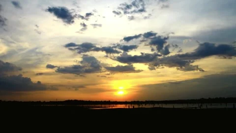Dramatic Sunset Landscape with Dark Clouds and Golden Hues Vídeos de archivo 310818092