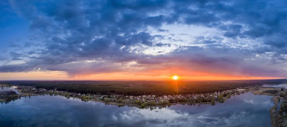 Dramatic sunset or dawn over the lake Fotos Stock