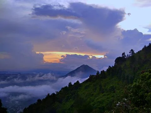 Dramatic Sunset or Sunrise Over Mountain Peak with Foggy Valley Foto stock