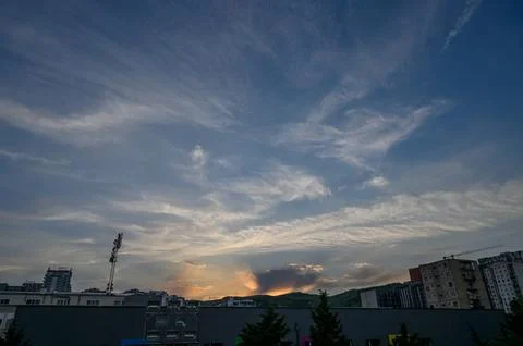 Dramatic Sunset or Twilight Sky with Expressive Clouds and Warm Horizon Tones Foto stock