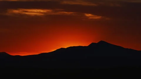 Dramatic sunset over the American Southwest desert 8K aerial view Vídeo Stock 257940079