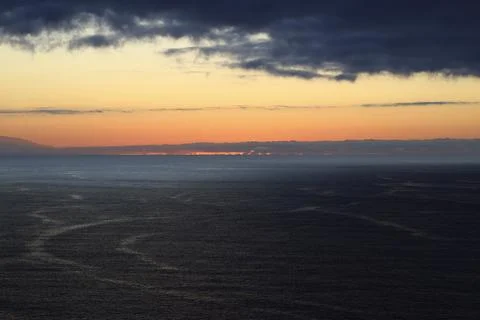 Dramatic sunset over the Atlantic Ocean beneath massive storm clouds Foto stock