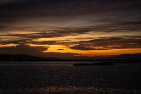 Dramatic Sunset Over Calm Lake Foto stock