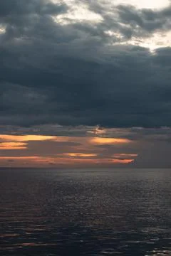 Dramatic Sunset Over Calm Ocean Water 스톡 사진