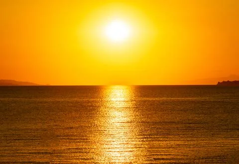 Dramatic Sunset Over Calm Water With Colorful Evening Sky 库存照片