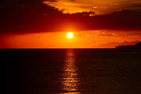 Dramatic Sunset Over Calm Water With Colorful Evening Sky 写真素材