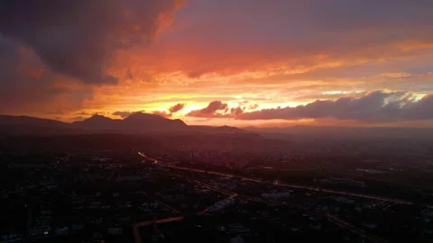Dramatic Sunset Over City and Mountain Landscape 库存影片 333408759