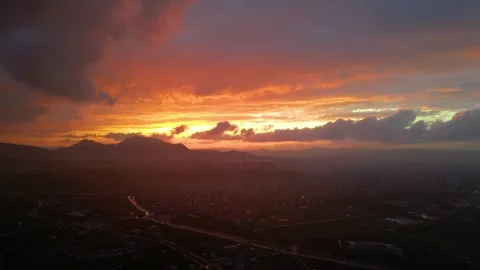 Dramatic Sunset Over City and Mountain Landscape 스톡 동영상 333408900