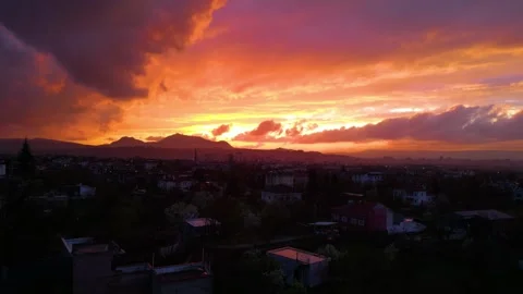 Dramatic Sunset Over City and Mountain Landscape 스톡 동영상 333409105