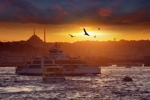 Dramatic sunset over evening Istanbul, Turkey Фото