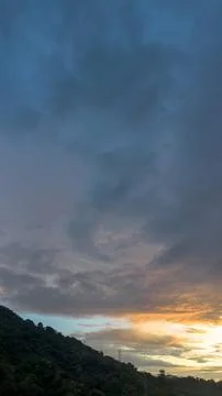 Dramatic Sunset Over Forested Hillside Foto stock