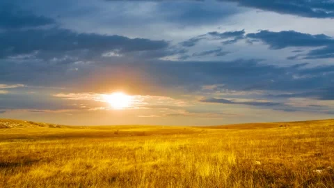Dramatic sunset over the grass prairie Stock-Footage 261157247