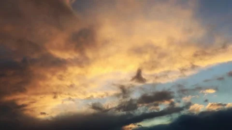 Dramatic sunset over the lake. Strong Wind Vídeo Stock 100589703