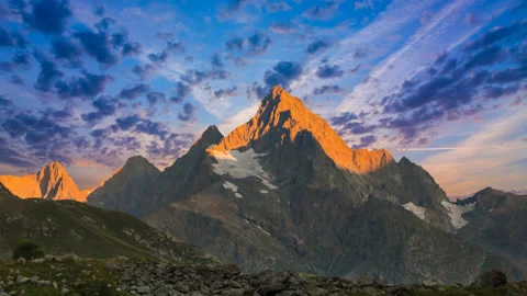 Dramatic sunset over a mountains time lapse scene Vídeos de archivo 166577112
