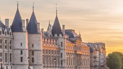 Dramatic sunset over river Seine and Conciergerie timelapse in Paris, France Stock Footage 241347406