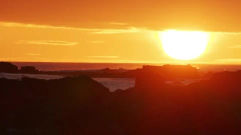 Dramatic Sunset Over Rugged Icelandic Coastline and Sea 스톡 동영상 327259072