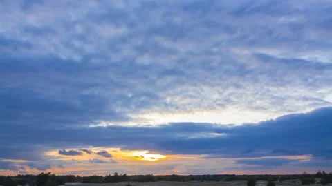 Dramatic sunset over the sandy prairie, dark cloudy sky, time lapse scene Vídeos de archivo 117169532