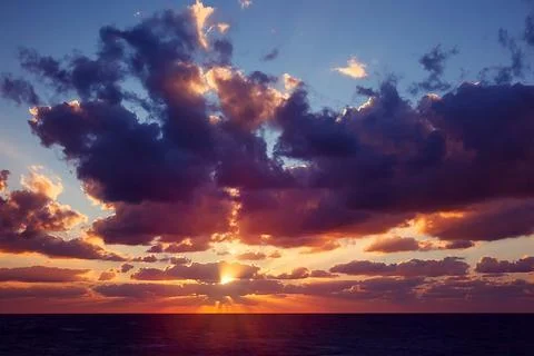 Dramatic sunset over sea Stock-Fotos