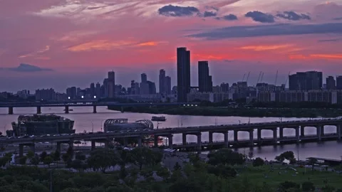 Dramatic Sunset over Seoul Skyline and Banpo Bridge Stock Footage 318575746