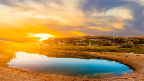 Dramatic sunset over a small prairie lake time lapse scene Video stock 309743976