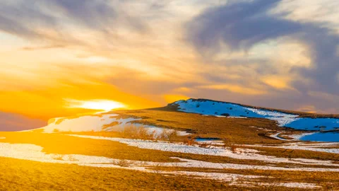 Dramatic sunset over a spring hills Vídeos de archivo 329673318