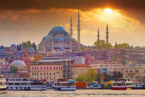 Dramatic sunset over Suleymaniye Mosque in Istanbul, Turkey Фото