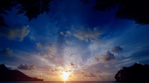 Dramatic Sunset over Tropical Bay in Timelapse 스톡 동영상 87578064