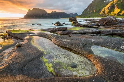 Dramatic sunset over Uttakleiv beach on Lofoten islands, Norway Foto stock