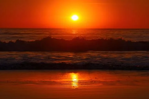 Dramatic Sunset Over Venice Beach Waves in Los Angeles, California Stock-Fotos