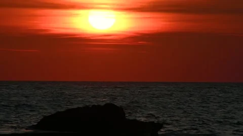 A dramatic sunset passing behind Adriatic Sea horizon Stock Footage 139223428