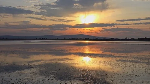 Dramatic Sunset on a Quiet River Vídeos de archivo 75117701