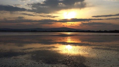 Dramatic Sunset on a Quiet River Vídeos de archivo 75117760