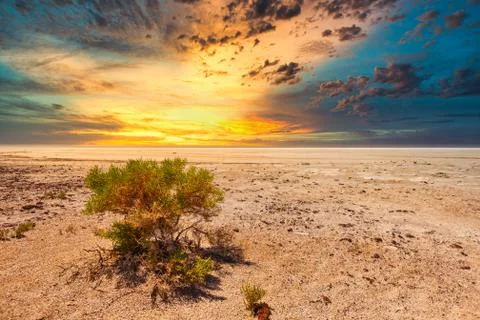 Dramatic sunset at salt lake Kati Thanda Lake Eyre in the Australian outback Fotos de archivo