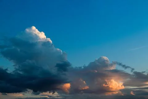 Dramatic sunset skies, cloudscape of rich color twilight sky. Sunset cloud .. 스톡 사진