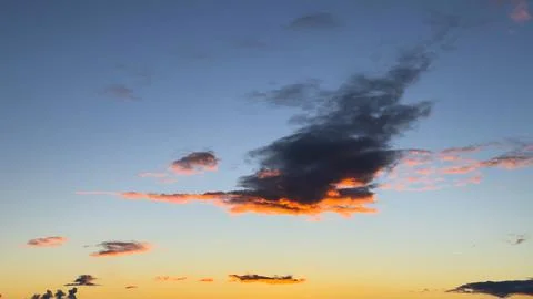 Dramatic sunset sky with beautiful blue, orange, and pink clouds above a si.. Stock-Fotos