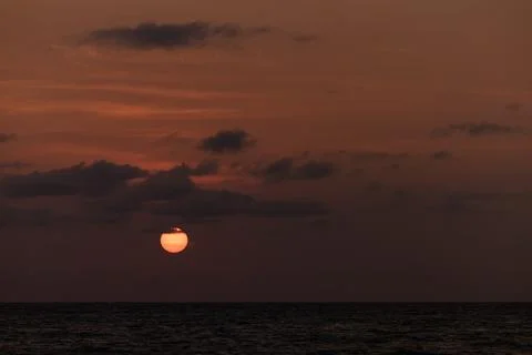 Dramatic sunset sky with clouds. Dramatic sunset over the sea Foto stock