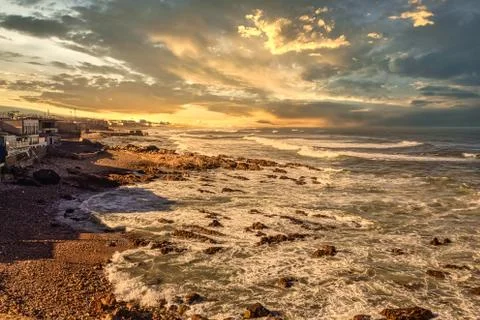 Dramatic sunset sky with clouds over the wavy sea Stock-Fotos