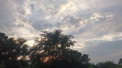 Dramatic Sunset Sky with Clouds over Horizon Landscape Fotos Stock