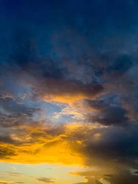 Dramatic Sunset Sky With Clouds Stockfoto's