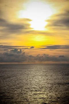 Dramatic sunset sky with clouds.Sunset ocean tranquil scene.Fantastic view of Foto stock