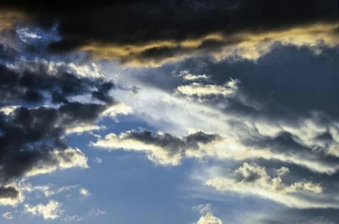 Dramatic sunset sky with colorful clouds after thunderstorm Foto stock