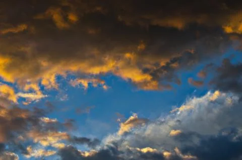 Dramatic sunset sky with colorful clouds after thunderstorm Foto stock