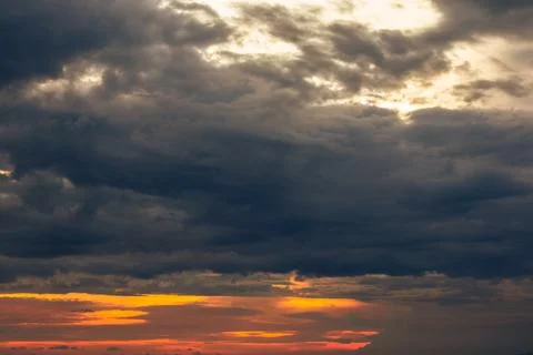 Dramatic Sunset Sky with Dark Clouds Foto stock