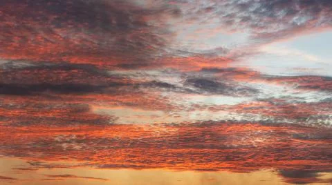 Dramatic Sunset Sky with Fiery Clouds Foto stock
