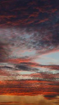 Dramatic Sunset Sky with Fiery Clouds Foto stock