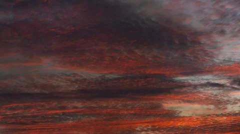Dramatic Sunset Sky with Fiery Clouds Stockfoto's