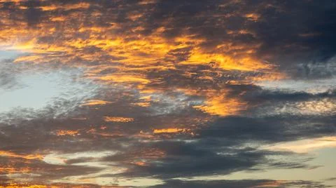 Dramatic Sunset Sky With Fiery Clouds Foto stock