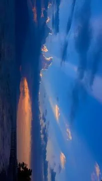 Dramatic Sunset Sky with God Rays and Clouds Over Ocean Stock-Fotos